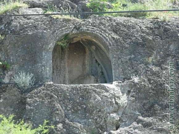 Emeri (Bağpınar) Köyü Kaya Mezarları