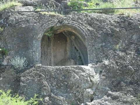 Emeri (Bağpınar) Köyü Kaya Mezarları